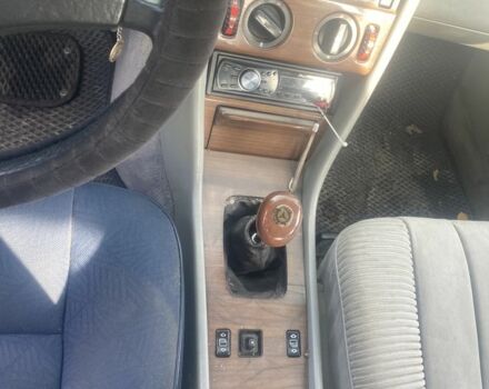 Серый Мерседес 250, объемом двигателя 2.5 л и пробегом 1000 тыс. км за 2200 $, фото 4 на Automoto.ua