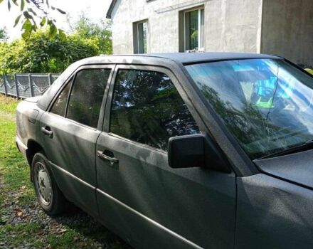 Серый Мерседес 250, объемом двигателя 2.5 л и пробегом 407 тыс. км за 2500 $, фото 1 на Automoto.ua