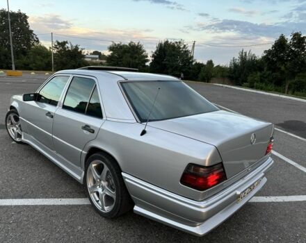 Серый Мерседес 250, объемом двигателя 2.5 л и пробегом 550 тыс. км за 6400 $, фото 2 на Automoto.ua