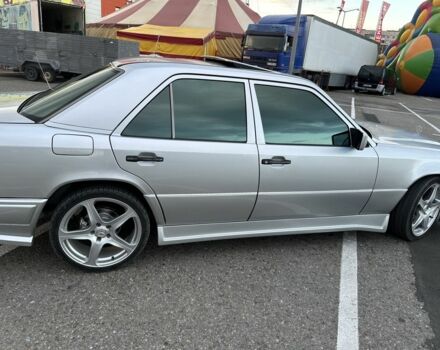 Серый Мерседес 250, объемом двигателя 2.5 л и пробегом 550 тыс. км за 6400 $, фото 1 на Automoto.ua