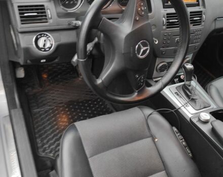 Серый Мерседес 250, объемом двигателя 2 л и пробегом 381 тыс. км за 9000 $, фото 4 на Automoto.ua