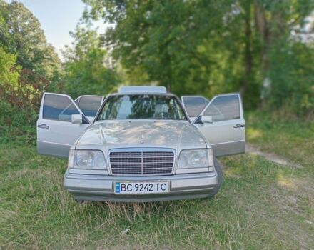 Серый Мерседес 250, объемом двигателя 2.5 л и пробегом 375 тыс. км за 7900 $, фото 1 на Automoto.ua