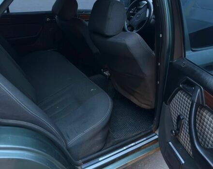 Зеленый Мерседес 250, объемом двигателя 2.5 л и пробегом 380 тыс. км за 1779 $, фото 2 на Automoto.ua