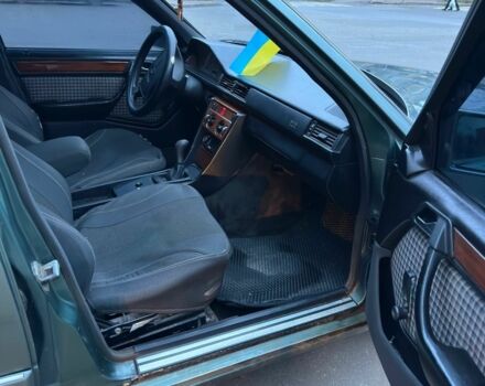 Зеленый Мерседес 250, объемом двигателя 2.5 л и пробегом 380 тыс. км за 1779 $, фото 1 на Automoto.ua