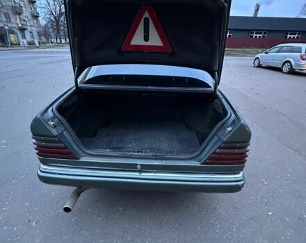 Зеленый Мерседес 250, объемом двигателя 2.5 л и пробегом 380 тыс. км за 1779 $, фото 4 на Automoto.ua