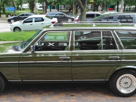 Мерседес 250 1980 в Белой Церкве на Automoto.ua Зеленый Мерседес 250, объемом двигателя 2.5 л и пробегом 270 тыс. км за 24636 $, фото 1 на Automoto.ua