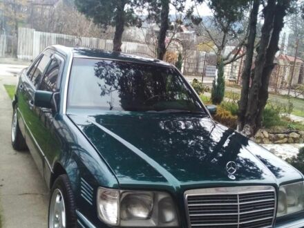 Мерседес 250 1995 у Береговом на Automoto.ua Зелений Мерседес 250, об'ємом двигуна 2.5 л та пробігом 299 тис. км за 4875 $, фото 1 на Automoto.ua