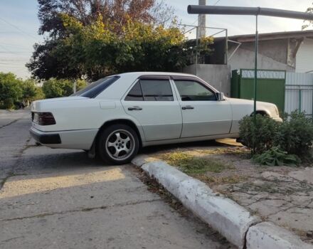 Білий Мерседес 260, об'ємом двигуна 2.6 л та пробігом 400 тис. км за 2500 $, фото 3 на Automoto.ua