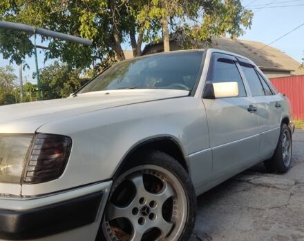 Білий Мерседес 260, об'ємом двигуна 2.6 л та пробігом 400 тис. км за 2500 $, фото 1 на Automoto.ua