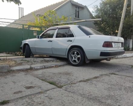 Білий Мерседес 260, об'ємом двигуна 2.6 л та пробігом 400 тис. км за 2500 $, фото 2 на Automoto.ua