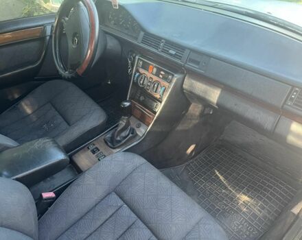 Білий Мерседес 260, об'ємом двигуна 2.6 л та пробігом 400 тис. км за 2500 $, фото 4 на Automoto.ua