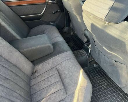 Білий Мерседес 260, об'ємом двигуна 2.6 л та пробігом 400 тис. км за 2500 $, фото 5 на Automoto.ua