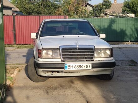 Білий Мерседес 260, об'ємом двигуна 2.6 л та пробігом 400 тис. км за 2500 $, фото 1 на Automoto.ua