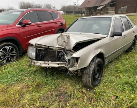 Бежевий Мерседес 260, об'ємом двигуна 2.6 л та пробігом 3 тис. км за 1000 $, фото 1 на Automoto.ua