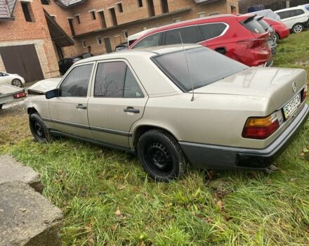 Бежевий Мерседес 260, об'ємом двигуна 2.6 л та пробігом 3 тис. км за 1000 $, фото 5 на Automoto.ua