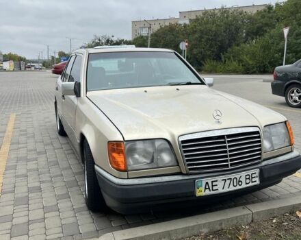 Бежевый Мерседес 260, объемом двигателя 2.6 л и пробегом 250 тыс. км за 1200 $, фото 1 на Automoto.ua
