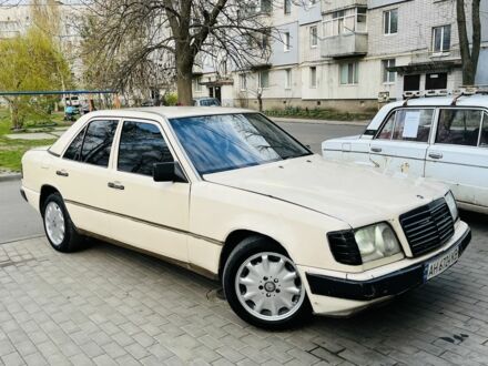 Мерседес 260 1986 в Новомосковске на Automoto.ua Бежевый Мерседес 260, объемом двигателя 2.6 л и пробегом 300 тыс. км за 1350 $, фото 1 на Automoto.ua