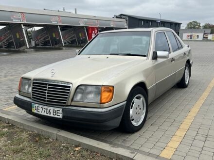 Бежевый Мерседес 260, объемом двигателя 2.6 л и пробегом 250 тыс. км за 1200 $, фото 1 на Automoto.ua