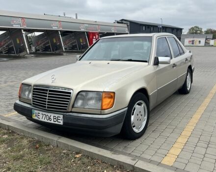 Бежевый Мерседес 260, объемом двигателя 2.6 л и пробегом 250 тыс. км за 1200 $, фото 1 на Automoto.ua