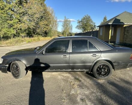 Чорний Мерседес 260, об'ємом двигуна 2.6 л та пробігом 450 тис. км за 2500 $, фото 1 на Automoto.ua