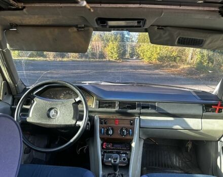 Чорний Мерседес 260, об'ємом двигуна 2.6 л та пробігом 450 тис. км за 2500 $, фото 5 на Automoto.ua