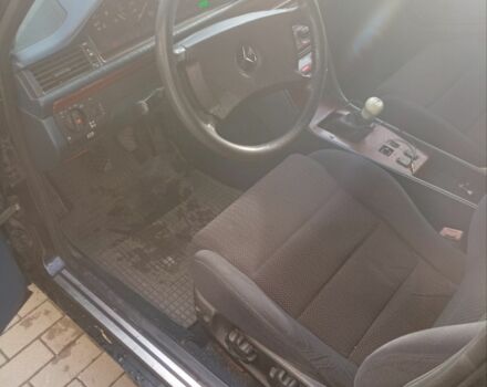 Черный Мерседес 260, объемом двигателя 2.6 л и пробегом 410 тыс. км за 2000 $, фото 5 на Automoto.ua