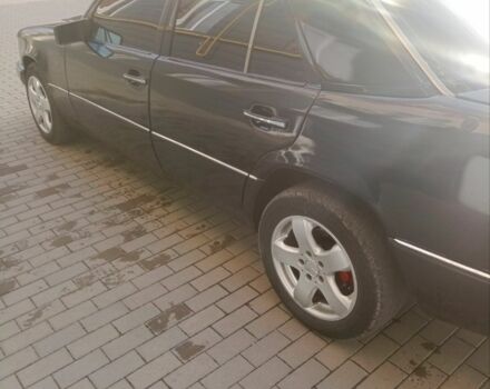 Черный Мерседес 260, объемом двигателя 2.6 л и пробегом 410 тыс. км за 2000 $, фото 6 на Automoto.ua