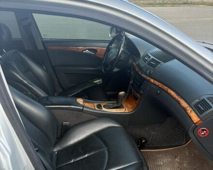 Серый Мерседес 260, объемом двигателя 2.6 л и пробегом 300 тыс. км за 6800 $, фото 6 на Automoto.ua