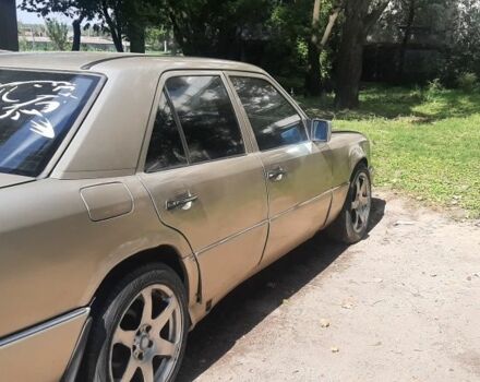 Сірий Мерседес 260, об'ємом двигуна 2.6 л та пробігом 200 тис. км за 1500 $, фото 2 на Automoto.ua