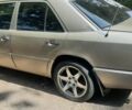 Сірий Мерседес 260, об'ємом двигуна 2.6 л та пробігом 200 тис. км за 1500 $, фото 1 на Automoto.ua