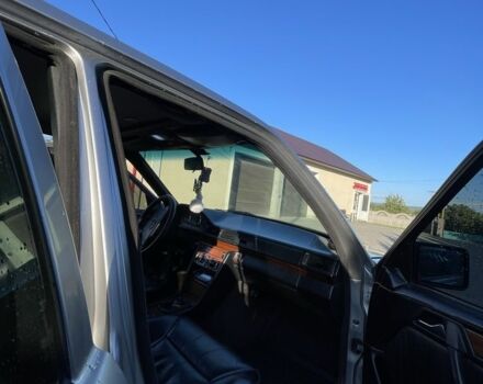 Сірий Мерседес 260, об'ємом двигуна 2.6 л та пробігом 400 тис. км за 2700 $, фото 3 на Automoto.ua