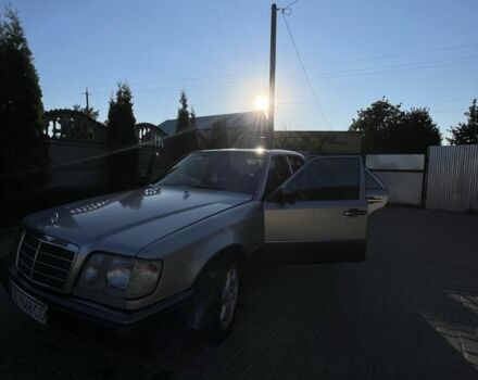 Сірий Мерседес 260, об'ємом двигуна 2.6 л та пробігом 400 тис. км за 2700 $, фото 1 на Automoto.ua