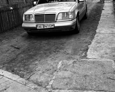 Серый Мерседес 260, объемом двигателя 2.6 л и пробегом 400 тыс. км за 1500 $, фото 1 на Automoto.ua