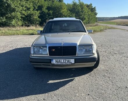 Серый Мерседес 260, объемом двигателя 2.6 л и пробегом 200 тыс. км за 3100 $, фото 1 на Automoto.ua