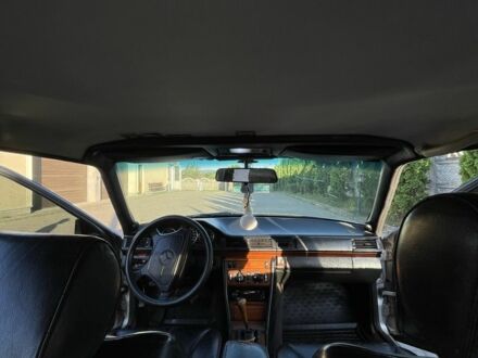 Сірий Мерседес 260, об'ємом двигуна 2.6 л та пробігом 400 тис. км за 2700 $, фото 1 на Automoto.ua