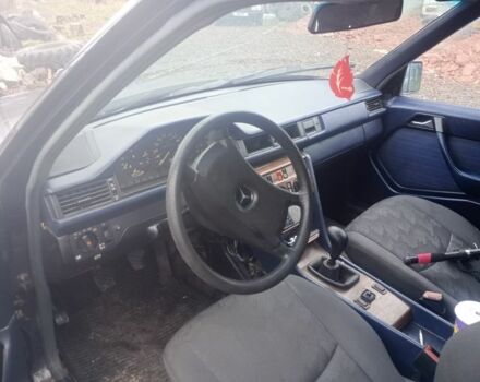 Синий Мерседес 260, объемом двигателя 2.6 л и пробегом 400 тыс. км за 1450 $, фото 4 на Automoto.ua