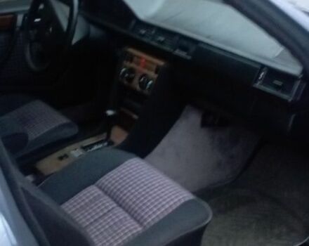 Синій Мерседес 260, об'ємом двигуна 2.5 л та пробігом 256 тис. км за 2500 $, фото 3 на Automoto.ua