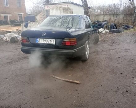 Синий Мерседес 260, объемом двигателя 2.6 л и пробегом 400 тыс. км за 1450 $, фото 2 на Automoto.ua