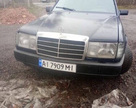 Синий Мерседес 260, объемом двигателя 2.6 л и пробегом 400 тыс. км за 1450 $, фото 5 на Automoto.ua