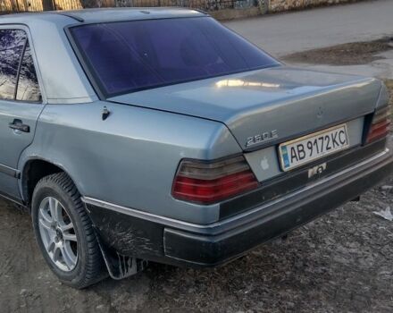 Синій Мерседес 260, об'ємом двигуна 2.6 л та пробігом 300 тис. км за 1350 $, фото 3 на Automoto.ua