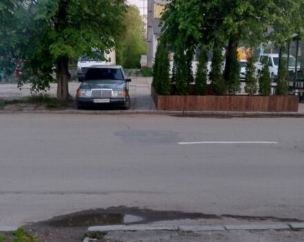 Синій Мерседес 260, об'ємом двигуна 2.6 л та пробігом 300 тис. км за 1350 $, фото 6 на Automoto.ua