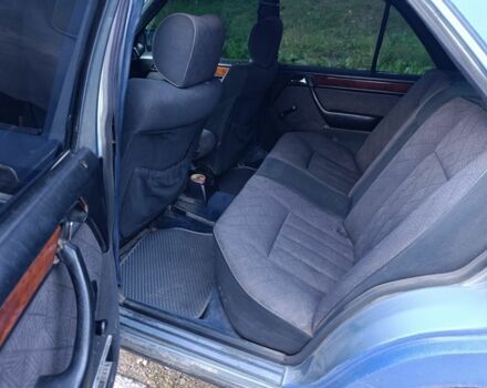 Синій Мерседес 260, об'ємом двигуна 2.6 л та пробігом 317 тис. км за 1100 $, фото 5 на Automoto.ua