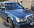 Синий Мерседес 260, объемом двигателя 2.6 л и пробегом 400 тыс. км за 500 $, фото 1 на Automoto.ua
