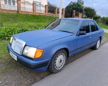 Синій Мерседес 260, об'ємом двигуна 2.6 л та пробігом 317 тис. км за 1100 $, фото 1 на Automoto.ua