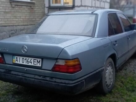 Синий Мерседес 260, объемом двигателя 2.5 л и пробегом 256 тыс. км за 2500 $, фото 1 на Automoto.ua
