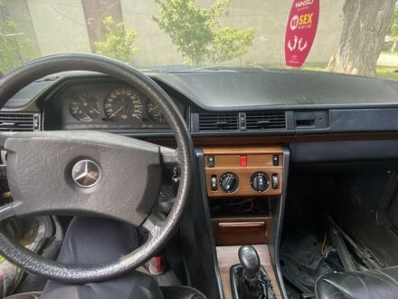 Мерседес 260 1987 у Жовква на Automoto.ua Синій Мерседес 260, об'ємом двигуна 2.6 л та пробігом 350 тис. км за 1000 $, фото 1 на Automoto.ua