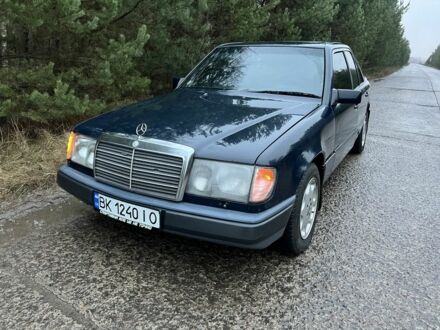 Синий Мерседес 260, объемом двигателя 2.6 л и пробегом 350 тыс. км за 1250 $, фото 1 на Automoto.ua