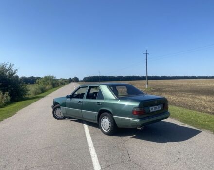 Зеленый Мерседес 260, объемом двигателя 2.6 л и пробегом 397 тыс. км за 1600 $, фото 2 на Automoto.ua