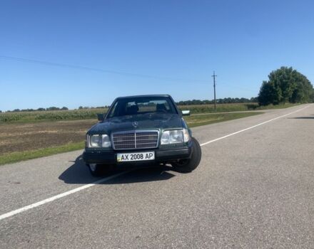 Зеленый Мерседес 260, объемом двигателя 2.6 л и пробегом 397 тыс. км за 1600 $, фото 1 на Automoto.ua