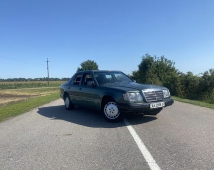 Зелений Мерседес 260, об'ємом двигуна 2.6 л та пробігом 397 тис. км за 1600 $, фото 1 на Automoto.ua